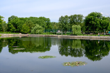 Fototapeta na wymiar Great Grafsky pond in the park 