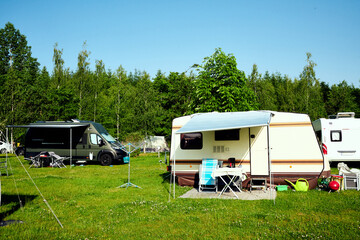 Camping Urlaub mit Wohnwagen und Wohnmobil in Corona Zeit  auf einem schönen Campingplatz mit der Familie