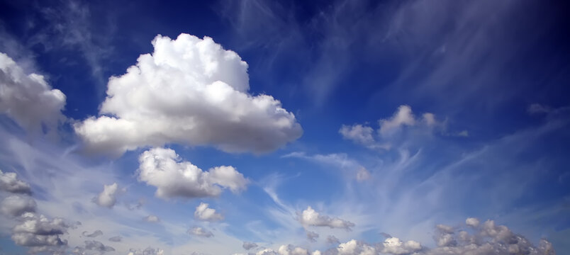 Những đám mây trôi nổi giữa bầu trời là những tác phẩm nghệ thuật tự nhiên. Hãy xem hình ảnh này và cảm nhận sự vẻ đẹp vô tận của những đám mây. Chúng ta có thể ngắm nhìn chúng trôi qua như những bông tuyết trắng hoặc như những dải bông gòn nhẹ nhàng.