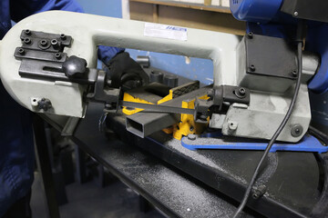 band saw cutting tool steel bar by automatic feed - 366363694