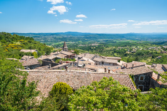 France, Ard&egrave;che (07), le village de Mirabel sur le plateau du Coiron.