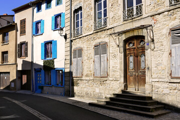 Fototapeta na wymiar Vieilles maisons colorées rue du Chicot à Ambert (63600), Puy-de-Dôme en Auvergne-Rhône-Alpes, France