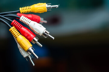 Close-up tulip connector for audio and video signal transmission