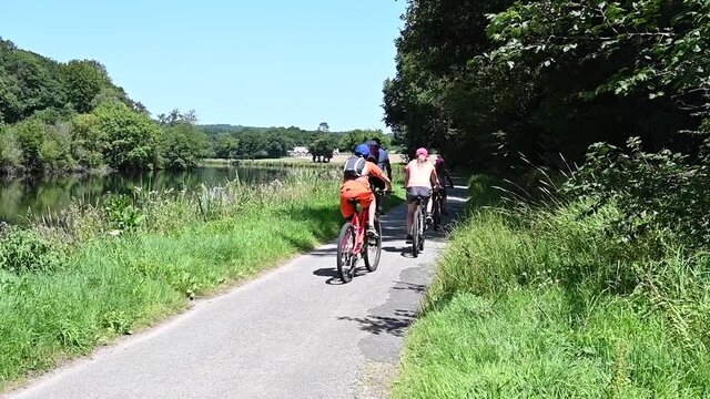 Promenade en v&eacute;lo en famille sur le bord d'une rivi&egrave;re le Blavet en Bretagne