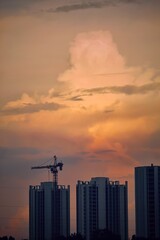 Obraz premium Sun setting down behind the apartments of lit hyderabad