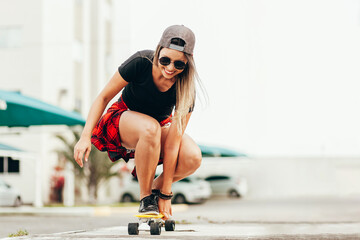 Young woman skateboarding in the city © kleberpicui