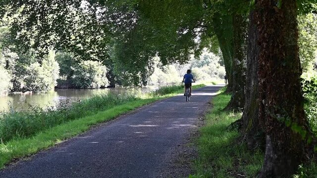 homme qui se balade &agrave; v&eacute;lo sur les bords du Blavet