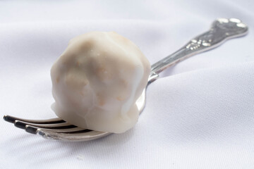 nuez confitada con dulce de leche y  fondant