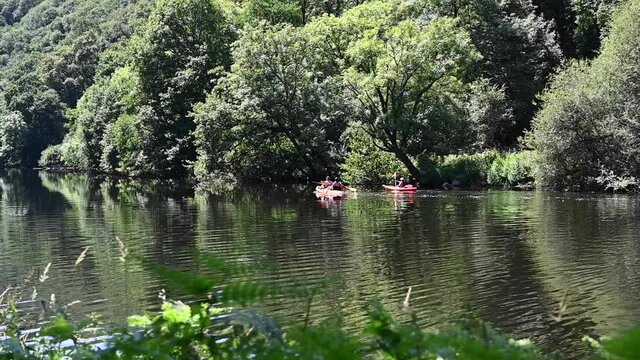 cano&euml; kayak sur une rivi&egrave;re en bretagne
