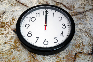 Wall clock showing time 12 pm, or 12 am