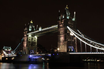 Fototapeta na wymiar London Bridge by night