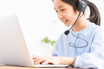 パソコンで勉強する女の子　通信学習