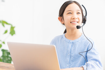 パソコンで勉強する女の子　通信学習