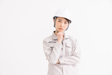 作業着の女性　トラブル