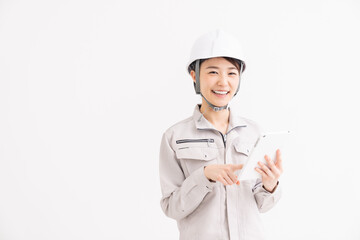 作業着の女性　タブレット