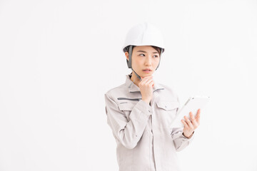作業着の女性　タブレット　トラブル