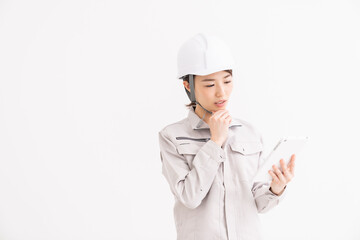 作業着の女性　タブレット　トラブル