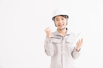 作業着の女性　タブレット