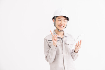 作業着の女性　タブレット