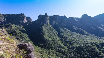 Fototapeta na wymiar Paisagem com montanha e floresta