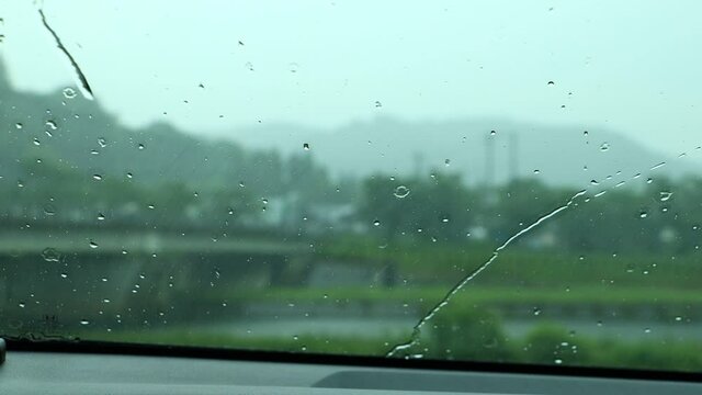 車の窓に降る雨　大雨　水滴