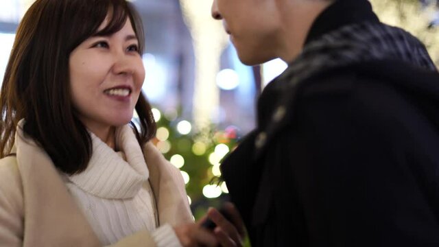 口臭　臭い男性がやってくる　イメージ　鼻をつまむ女性