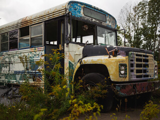 outside view of the front of an abandoned school bus