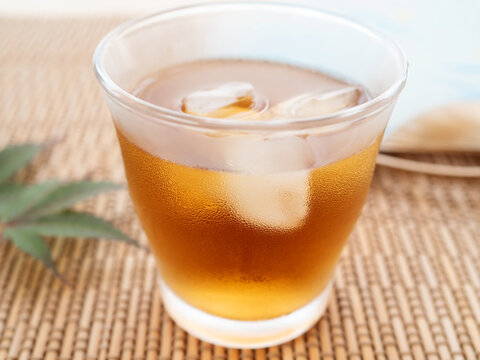 氷入り麦茶 のストック写真 ロイヤリティフリーの画像 ベクター イラスト Adobe Stock 氷入り麦茶 のストック写真 ロイヤリティフリーの画像 ベクター イラスト Adobe Stock