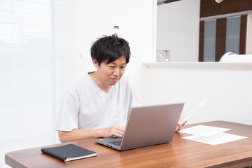 Fototapeta premium テレワークをする若い男性 