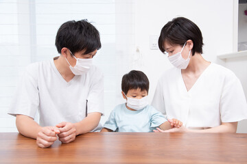 Fototapeta premium マスクをする3人家族