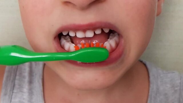 Bambino lava i denti. Rallentatore
