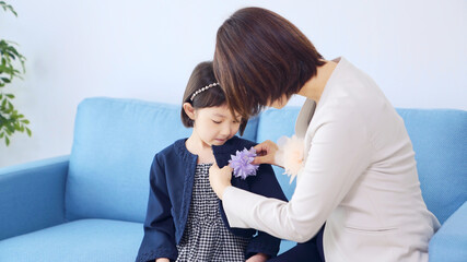スーツを着た女の子と母親　入学式　卒園式