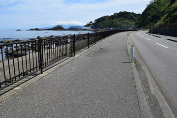 爽快な海沿いの道路