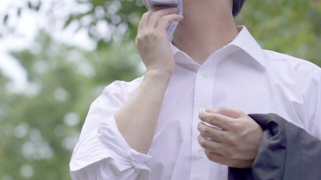 暑がるビジネスマン　熱中症　