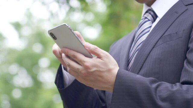 スマートフォンを操作するビジネスマン