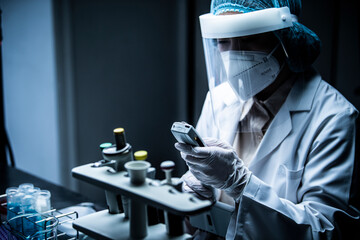 ウィルスの検査機を使う女性研究員