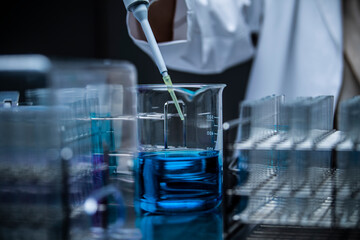 試験管内にウィルスを注入する研究者