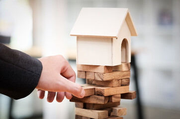 Real estate planning and financial investment risk prevention, Financial agents support the logs of...