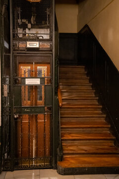 Ascensor y Escaleras de edificio antiguo