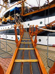 Das Segelschulschiff der Marine im Hafen von Warnemünde