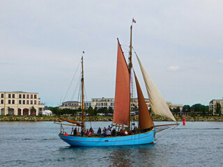 Segelboote beim Hafenfest an der Ostseküste