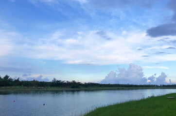 湖に映る空と雲