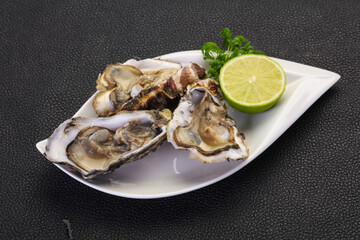 Oysters with lime and parsley