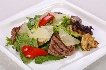 Salad with grilled beef and vegetables