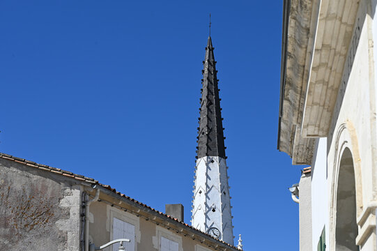 Cloher d'&eacute;glise noir et blanc &agrave; Ars en R&eacute;
