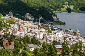 Naklejka premium St. Moritz, St. Moritzersee, Oberengadin, Seenplatte, Graubünden, Alpen, Wanderweg, Stazerwald, Sommer, Schweiz