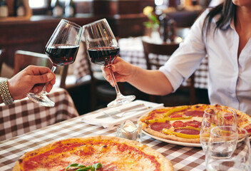 Verliebtes Paar besucht ein Restaurant und hält die Hände und trinkt ein glas wein