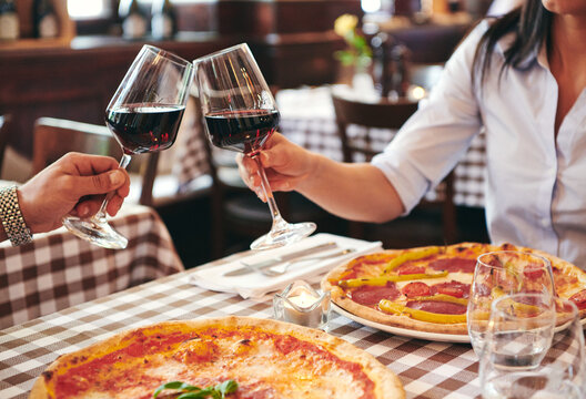 Verliebtes Paar besucht ein Restaurant und h&auml;lt die H&auml;nde und trinkt ein glas wein