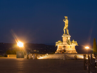 Italia, Toscana, Firenze di notte. Piazzale Michelangelo, copia del David.