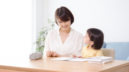勉強を教えるお母さんと小学生